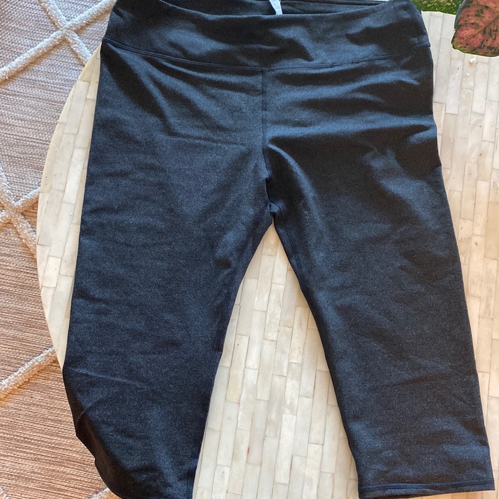 Fabletics Capri Workout Pants ---NWT- size large